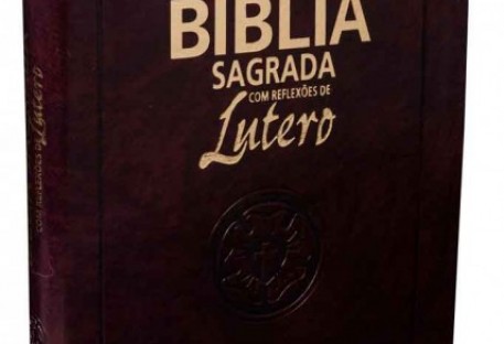 Bíblia Sagrada com reflexões de Lutero chega em novo formato