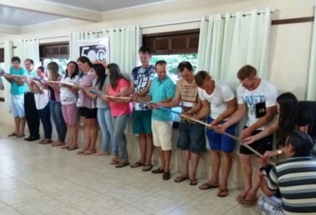 Estudante de Teologia realiza Dinâmica dos canos na Reunião do Presbitério da Comunidade de Belém - Paróquia Aliança