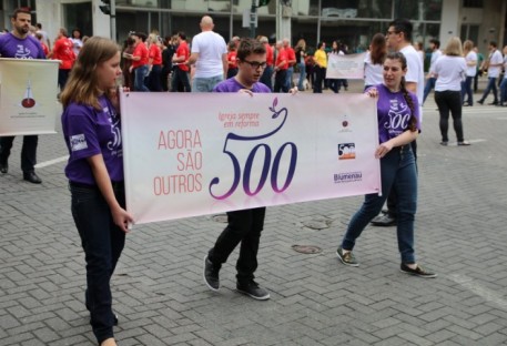 Luteranos de Blumenau tomam rua central da cidade para apresentar os 500 anos da Reforma