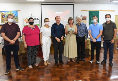 Ingrid Giesel recebe o Troféu Castelinho em reconhecimento à sua trajetória como coordenadora do CAPA