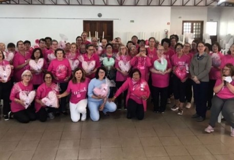 Almofadas do coração são distribuídas para auxiliar pessoas em tratamento de câncer de mama