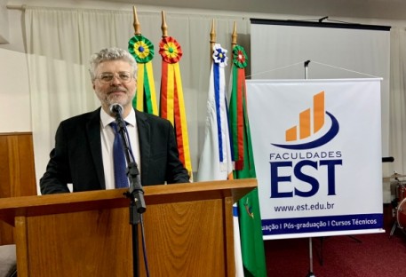 EST realiza posse festiva do novo diretor-geral e ex-integrantes do Conselho recebem homenagem