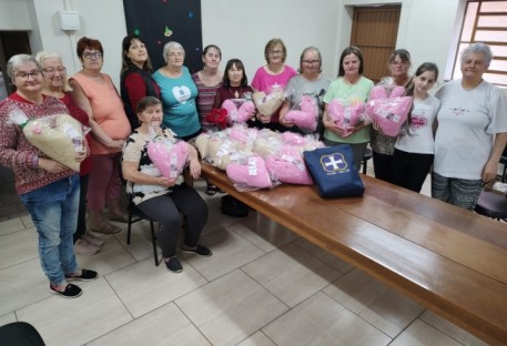 Almofadas do Coração são entregues na Liga Feminina de Combate ao Câncer de Caxias do Sul