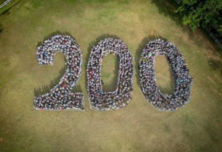 Jovens formam o numeral 200 para marcar 200 anos de Presença Luterana no Brasil